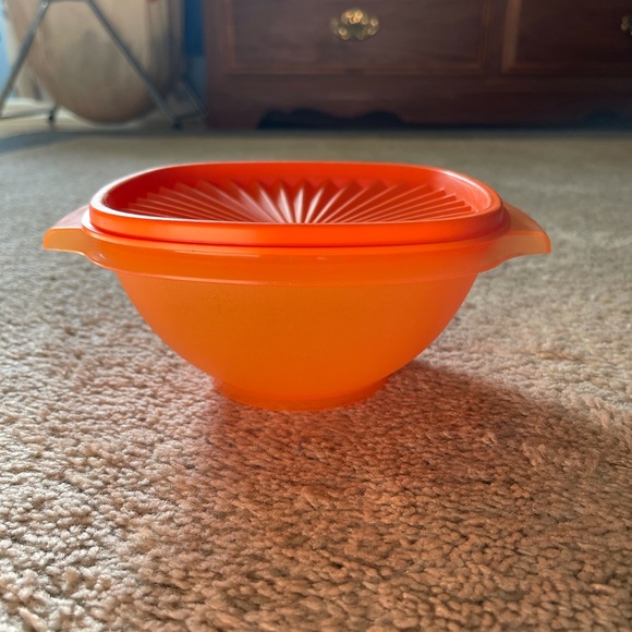 Tupperware bowl - Picture 1 of 6